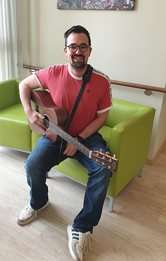 Musiktherapeut Michael Keßler im avendi-Pflegeheim in Wiesloch